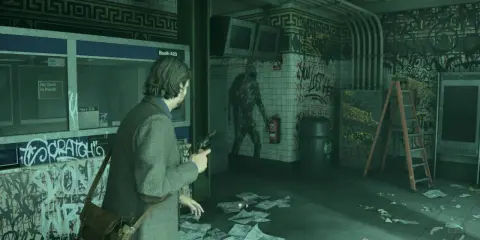 Mężczyzna z pistoletem w ręku stoi w zniszczonej, pokrytej graffiti stacji metra.
