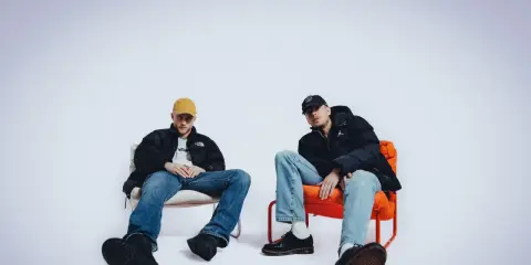Elias Hurtig och Hov1 sitter avslappnat i stolar, redo för en ny låt.