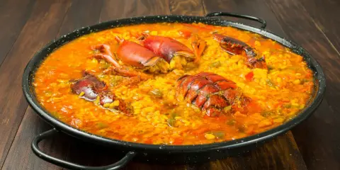 Paella de marisco con langosta, ideal para saber donde comer en Letur.