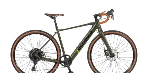 Zielony rower gravelowy z brązowym siodełkiem i owijką kierownicy. Napis "ECOBIKE" na ramie. To firma tworząca rowery.