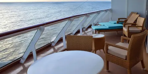 Balcone con mobili da esterno e vista sul mare, ideale per le cabine per 5 persone di Costa Crociere.