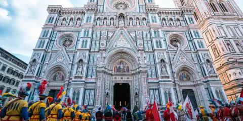 Cérémonie historique devant le Duomo de Florence, une fête florentine qui rappelle une date importante.
