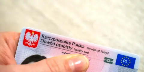 Polski dowód osobisty, niezbędny dokument, gdy zastanawiasz się, co jest potrzebne na studia.