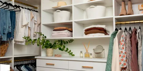 Armarios por dentro: ideas de organización con cestas, sombreros y ropa doblada.