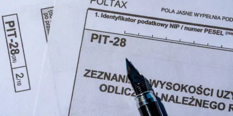 Pióro na druku PIT-28, gotowe do wypełnienia zeznania podatkowego.