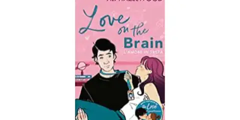 Copertina del libro "Love on the Brain" di Ali Hazelwood, un romanzo rosa per ragazze con una coppia che si abbraccia.