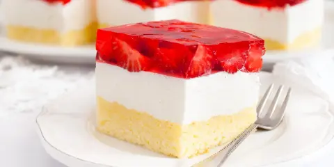 Proste ciasto z serkiem mascarpone i galaretką truskawkową, z puszystym biszkoptem. Idealne na deser.