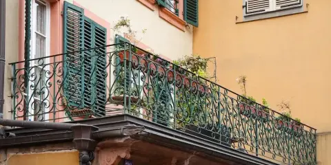Kto odpowiada za przeciekający balkon? Zobaczcie ten stary budynek z ozdobną balustradą i rynnami, które mogą być przyczyną problemu.