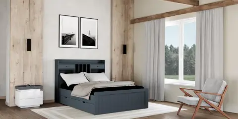 Habitación moderna con cama azul, mesita de noche blanca y sillón gris. Ideas para como hacer una habitacion acogedora.