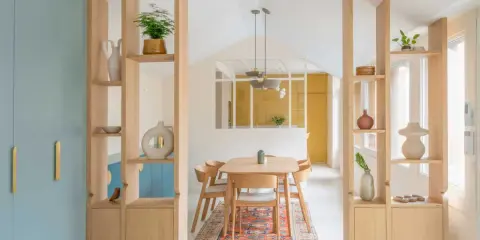Aménagement d'une **plan maison en longueur** avec cloisons ajourées en bois, salle à manger et cuisine ouverte.