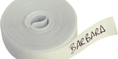 Rouleau de ruban blanc avec le prénom "BARBARA" écrit de façon originale.