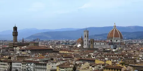 Panoramica della capitale della Toscana, Firenze, con il Duomo e Palazzo Vecchio che dominano lo skyline.