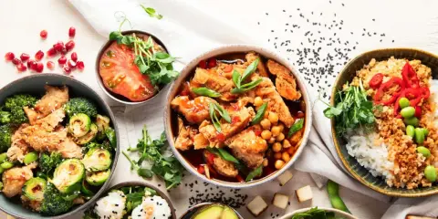 Leckere muskelaufbau rezepte: bunte Bowls mit Hähnchen, Gemüse, Reis und Tofu. Frisch, gesund und proteinreich.