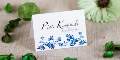 Eleganckie winietki dla usługodawców z imieniem "Piotr Kamiński" i motywem niebieskich róż. Idealne na uroczystości.