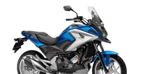 Niebiesko-srebrny, ekonomiczny motocykl turystyczny Honda NC750X gotowy na przygodę.
