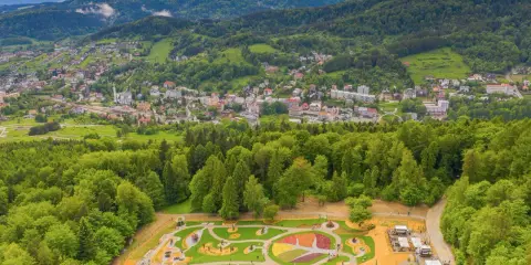 Góra Parkowa w Krynicy-Zdroju: kolorowy park z widokiem na miasto i góry. Wejście do tego miejsca zapowiada wspaniałą zabawę.