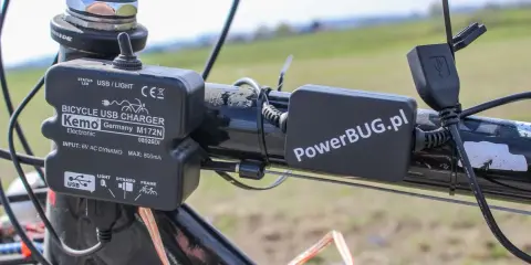 Dynamo rowerowe do ładowania telefonu. Urządzenie Kemo z USB i PowerBUG.pl na kierownicy roweru.