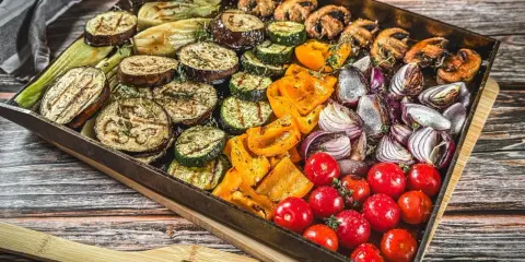 Bunte Gemüsepfanne mit gegrillten Zucchini, Auberginen, Paprika, Zwiebeln, Pilzen und Tomaten.