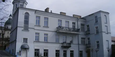 Pałac Kretzschmarów w Chełmie, z charakterystyczną wieżyczką i jasnoniebieską fasadą, prezentuje się okazale.