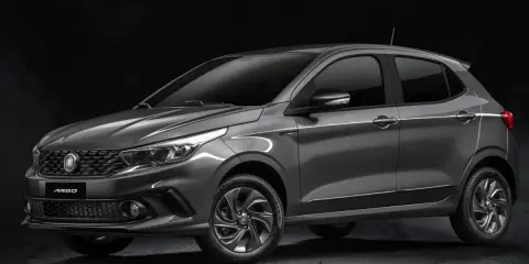 Fiat Argo grigio scuro, un'auto compatta con linee moderne, su sfondo scuro.