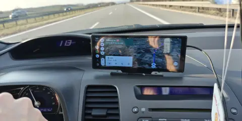 Na ekranie w samochodzie widać nawigację z funkcją co to jest carplay. Pokazuje trasę, odległość i czas dojazdu.
