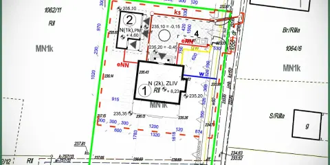 Mapa do celów projektowych z zaznaczonymi budynkami (1, 2, 4) i granicami działek.
