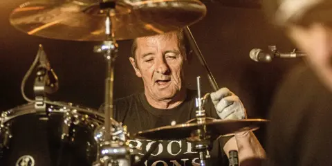 Phil Rudd, AC/DC trummis, slår på cymbalerna under en konsert.