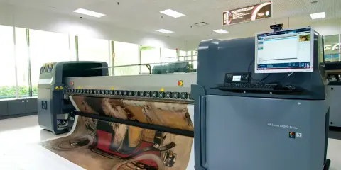 Duży, nowoczesny ploter drukujący HP Scitex LX800 z wydrukiem na płachcie.
