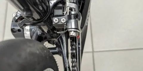 Problem z rowerem: przednia przerzutka nie wchodzi na 3. Widok na mechanizm korbowy, łańcuch i przednią przerzutkę.