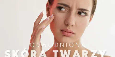 Kobieta zmartwiona stanem swojej odwodnionej skóry twarzy, dotyka policzka.