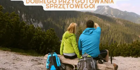Para wybrać co zabrać w góry latem, lista sprzętu jest kluczowa. Para turystów z plecakami podziwia widok.