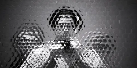 Autoritratto fotografico con volto multiplo e distorto da un effetto a nido d'ape.
