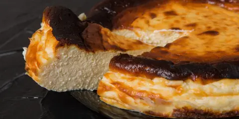 Sernik z opadniętym środkiem, z przypaloną skórką, wygląda apetycznie. Czy to przez temperaturę pieczenia, dlaczego sernik opada?