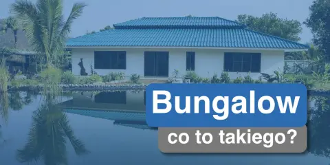Bungalow co to takiego? Biały dom z niebieskim dachem, otoczony zielenią i stawem, z odbiciem w wodzie.
