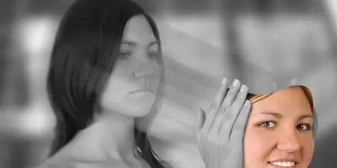 Kobieta zdejmuje maskę, ukazując uśmiechniętą twarz. W tle widoczny jest jej zamazany, smutny profil, symbolizujący derealizację.