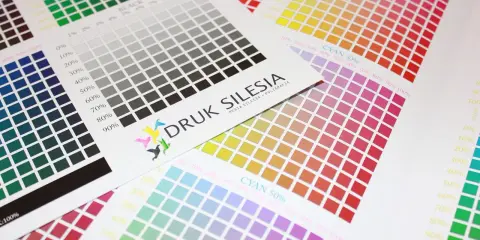Kolorowe wzorniki i skale szarości na papierze. Logo "DRUK SILESIA MEDIA SILESIA - POLIGRAFIA" świadczy o profesjonalnej drukarni poligraficznej.