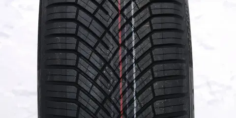 Battistrada invernale con linee colorate. La scelta è tra meglio Continental o Michelin per affrontare la neve.