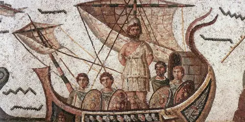 Antike Mosaik: Odysseus auf seinem Schiff, auf dem Weg zu seiner Insel. Männer mit Schilden und ein Mann mit Bart stehen an Bord.