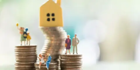 Miniaturowe figurki ludzi i domku na stosach monet. Symbolizują różne modele rodziny, w tym rodzinę patchworkową, i ich sytuację finansową.
