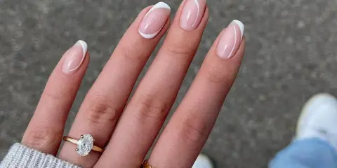 Delikatne, kwadratowe paznokcie z białymi, falistymi zdobieniami. Idealne wiosenne paznokcie kwadratowe, które dodają elegancji.