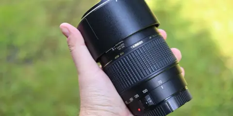 Obiektyw 70-300mm Tamron, idealny do zdjęć makro, portretów i dzikiej przyrody.