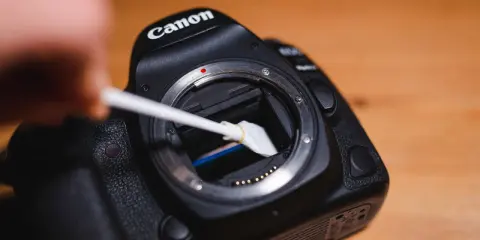 Pulizia sensore reflex Canon con apposito strumento. Un tocco delicato per immagini perfette.