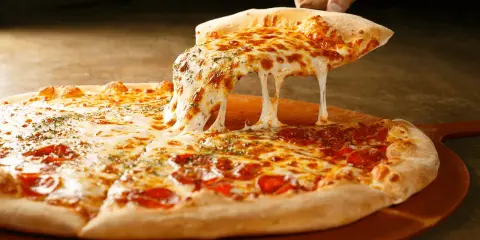 Gorąca pizza z ciągnącym się serem. Czy ciasto na pizzę można zrobić dzień wcześniej? Tak, i będzie równie pyszne!