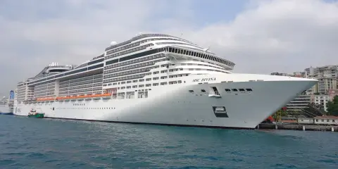 MSC Divina attracca in porto. Immagina il comfort delle msc divina cabine interne, un rifugio accogliente dopo una giornata di esplorazione.