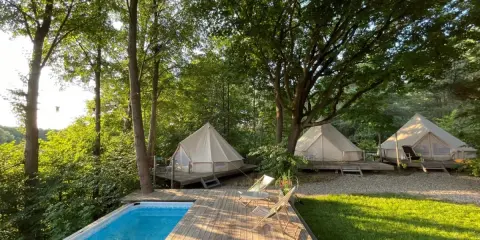Relaks w otoczeniu natury. Luksusowy glamping nad jeziorem z basenem i namiotami typu bell. Idealne miejsce na wypoczynek.