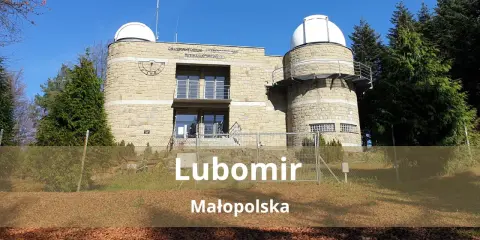 Obserwatorium astronomiczne na szczycie Lubomir, Małopolska, z kopułami i kamienną fasadą, otoczone drzewami.