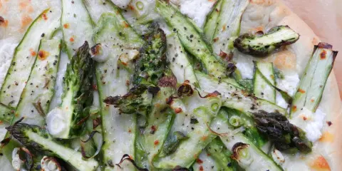 Pizza ze szparagami zielonymi, serem i pieprzem. Pyszne, wiosenne danie.