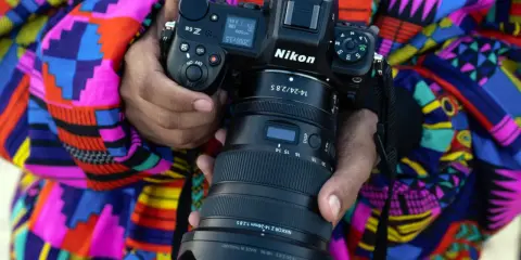 Nikon Z9 z obiektywem Nikkor Z 14-24mm f/2.8 S, w kolorowym ubraniu. Wśród wielu marek aparatów fotograficznych, Nikon wyróżnia się jakością.