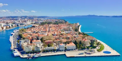 Vista aerea del porto di Zara con la città storica e il mare azzurro.