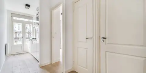 Pasillo con puertas blancas, ideal para cambiar puertas de casa y dar un aire nuevo.